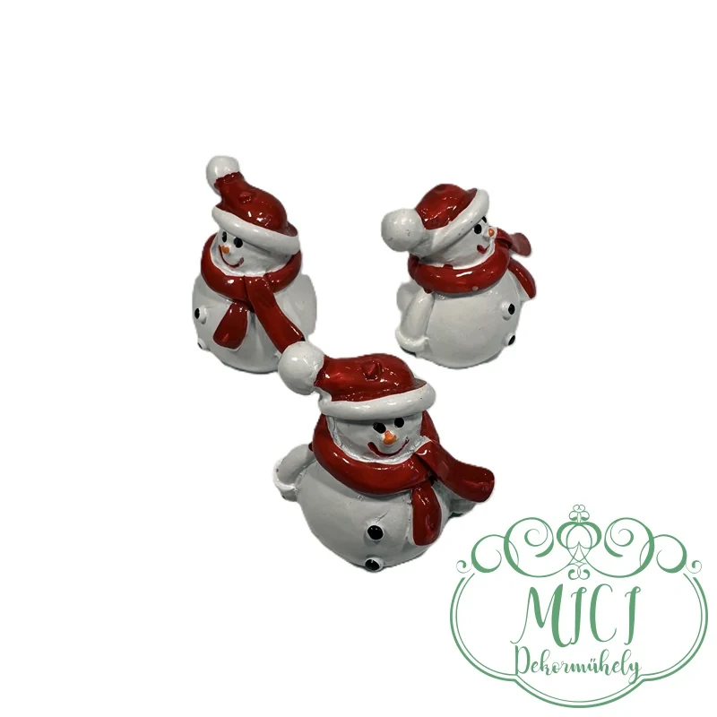 Téli dekoráció; HÓEMBER; piros sapi+sál; 3D-s apró figura; polyresin; 2,4*3,5cm