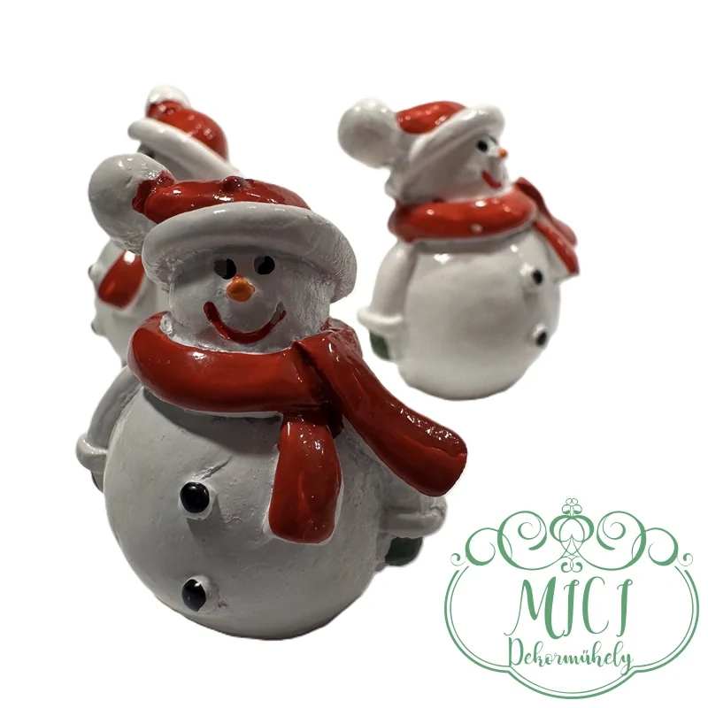 Téli dekoráció; HÓEMBER; piros sapi+sál; 3D-s apró figura; polyresin; 2,4*3,5cm - Image 4