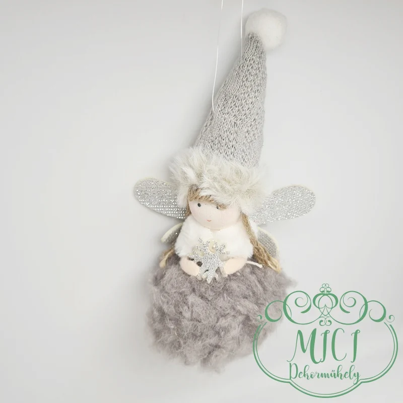 az asztal; vagy a karácsonyfa mellett egyaránt dekorálható.