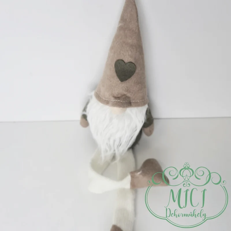 az asztal; vagy a karácsonyfa mellett egyaránt dekorálható.