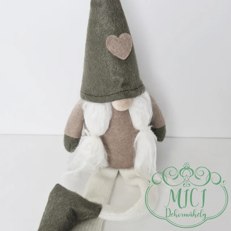 az asztal; vagy a karácsonyfa mellett egyaránt dekorálható.