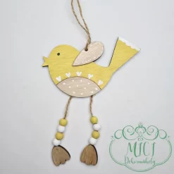 A felakasztható fa dekoráció. Tökéletes ajándék lehet akár születésnapra; névnapra; vagy egyéb különleges alkalomra. De saját lakásod is díszítheted vele. Kiváló home decor termék. Termék méretei: Madár: 12*7cm; Lábbal: 15cm hosszú; Akasztóval: 25cm hosszú