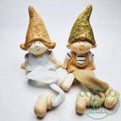 Home dekoráció; tavasz-nyári figura. Tökéletes ajándék lehet akár születésnapra; névnapra; vagy egyéb különleges alkalomra. De saját lakásod is díszítheted vele. Kiváló home decor termék ez a kerámia baba. Figura mérete: 10