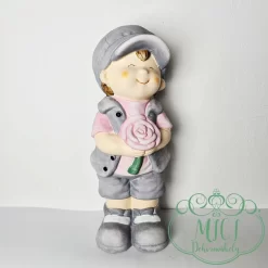 Home dekoráció; tavasz-nyári figura. Tökéletes ajándék lehet akár születésnapra; névnapra; vagy egyéb különleges alkalomra. De saját lakásod is díszítheted vele. Kiváló home decor termék ez a kerámia baba.