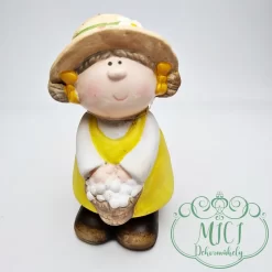 Home dekoráció; tavasz-nyári figura. Tökéletes ajándék lehet akár születésnapra; névnapra; vagy egyéb különleges alkalomra. De saját lakásod is díszítheted vele. Kiváló home decor termék ez a kerámia baba.