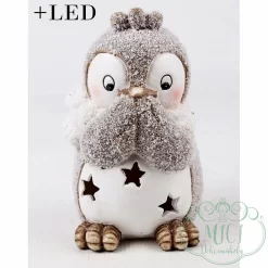 Karácsonyi LED-es dekoráció. Pingvin; pocakja LED-es; áttört csillagokkal. Méretei: magasság:13cm; szélesség:7cm; hosszúság:13cm. Tökéletes ajándék lehet