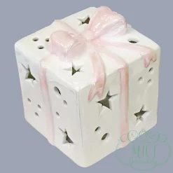 Karácsonyi LED-es dekoráció. Kerámia ajándékcsomag; masnival átkötve; áttört csillag mintával; Méretei: Magasság: 9cm Szélesség: 9cm Hosszúság:9cm Tökéletes ajándék lehet