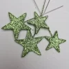 Csillogó dekorációs alapanyag; zöld glitteres csillag; 3cm átmérőjű - 2db/csomag illetve 4cm átmérőjű - 2db/csomag. Kiegészítője lehet: karácsonyi