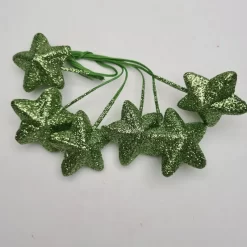 Csillogó dekorációs alapanyag; zöld glitteres csillag; 4cm átmérőjű - 6db/csomag. Kiegészítője lehet: karácsonyi
