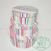 Papírdoboz színes-mintás kivitelben. Kerek formájú. Méretei: L: átmérője:20cm magassága:8cm; M: átmérője:17cm magassága:7cm; S: átmérője:15cm magassága:6cm. Kiegészítője lehet: virágbox