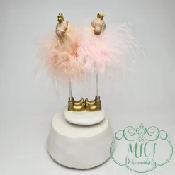 Home dekoráció; karácsonyi pihés-tollas zenélő balerina figurák. Tökéletes ajándék lehet akár születésnapra; névnapra; vagy egyéb különleges alkalomra. De saját lakásod is díszítheted vele. Kiváló home decor termék ez a különleges felhúzható/tekerhető zenélő táncoló-forgó balerinák.