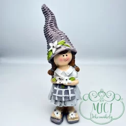 Home dekoráció; tavasz-nyári figura; levendula figura. Tökéletes ajándék lehet akár születésnapra; névnapra; vagy egyéb különleges alkalomra. De saját lakásod is díszítheted vele. Kiváló home decor termék ez a kerámia baba.