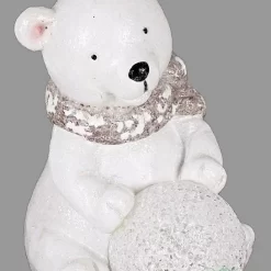 Karácsonyi LED-es dekoráció. Jegesmaci fehér glitteres; LED-es hógolyóval. Méretei: magasság:20cm; szélesség:13cm; hosszúság:15