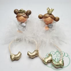 Home dekoráció; karácsonyi pihés-tollas balerina figura. Tökéletes ajándék lehet akár születésnapra; névnapra; vagy egyéb különleges alkalomra. De saját lakásod is díszítheted vele. Kiváló home decor termék ez a kerámia baba.