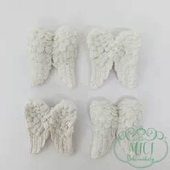 Öntapadós polyresin karácsonyi kiegészítő. Kiegészítője lehet: adventi koszorú; karácsonyi dekoráció