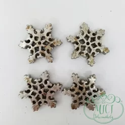 Öntapadós polyresin karácsonyi kiegészítő. Kiegészítője lehet: adventi koszorú; karácsonyi dekoráció