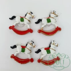 Öntapadós polyresin karácsonyi kiegészítő. Kiegészítője lehet: adventi koszorú; karácsonyi dekoráció