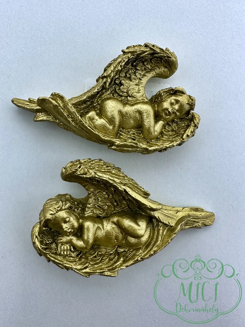Angyal; szárnyban fekvő angyal; aranyr; öntapadós; polyrein; 7*4cm