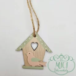 A felakasztható fa dekoráció. Tökéletes ajándék lehet akár születésnapra; névnapra; vagy egyéb különleges alkalomra. De saját lakásod is díszítheted vele. Kiváló home decor termék. Termék méretei: 6*5