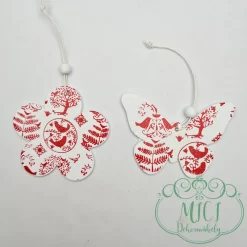 A felakasztható fa dekoráció. Tökéletes ajándék lehet akár születésnapra; névnapra; vagy egyéb különleges alkalomra. De saját lakásod is díszítheted vele. Kiváló home decor termék.