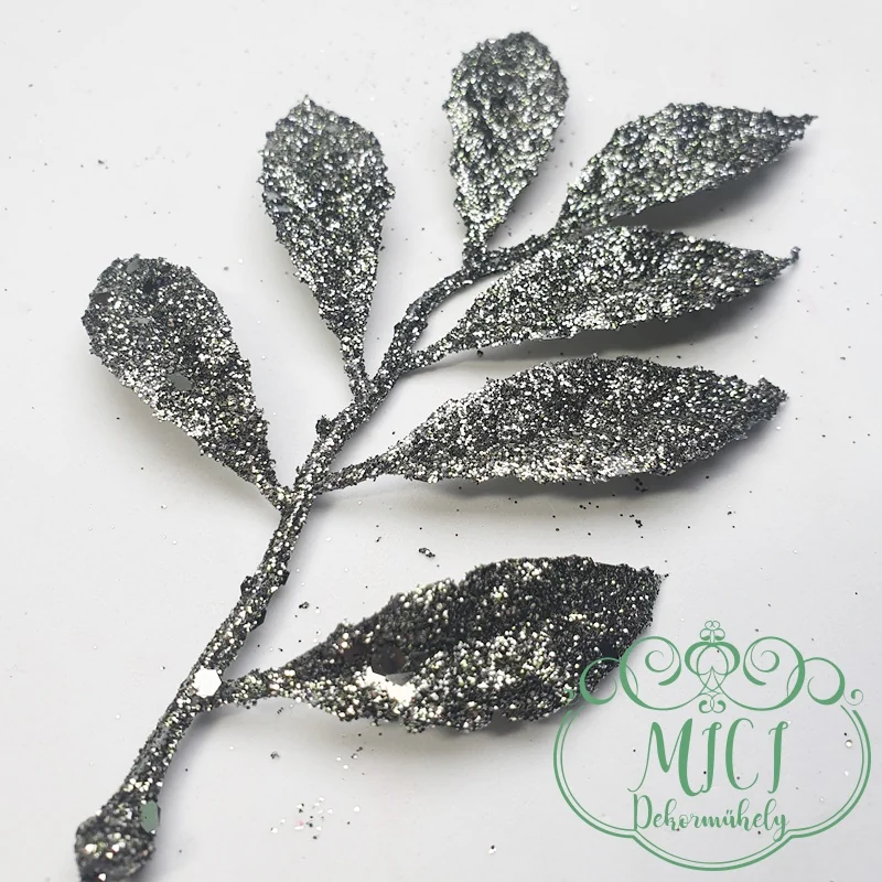 Pick ág; dekorációs ág/ágacska; Csillogó dekorációs alapanyag; Glitteres ágacska; betűzós szárral; virág-leveles csokros jellegű home decor; glitteres/flitteres csillámos ágacskák. Kiegészítője lehet: karácsonyi