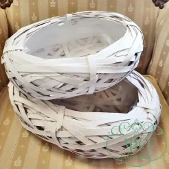 Fehér vessző fészek jellegű koszorúalap. Kiegészítője lehet: ajtókopogtató; koszorú; asztaldísz.