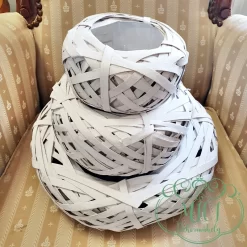 Fehér vessző fészek jellegű koszorúalap. Kiegészítője lehet: ajtókopogtató; koszorú; asztaldísz.