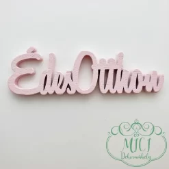 Egyedi fa tábla; kiegészítője lehet otthonod dekorációjának; asztaldísznek; koszorúnak; ajtó kopogtatónak; egyéb dekorációs termékeknek. Felhasználhatod akár hűtőmágnes készítéséhez is.