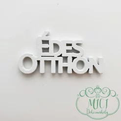 Egyedi fa tábla; kiegészítője lehet otthonod dekorációjának; asztaldísznek; koszorúnak; ajtó kopogtatónak; egyéb dekorációs termékeknek. Felhasználhatod akár hűtőmágnes készítéséhez is.