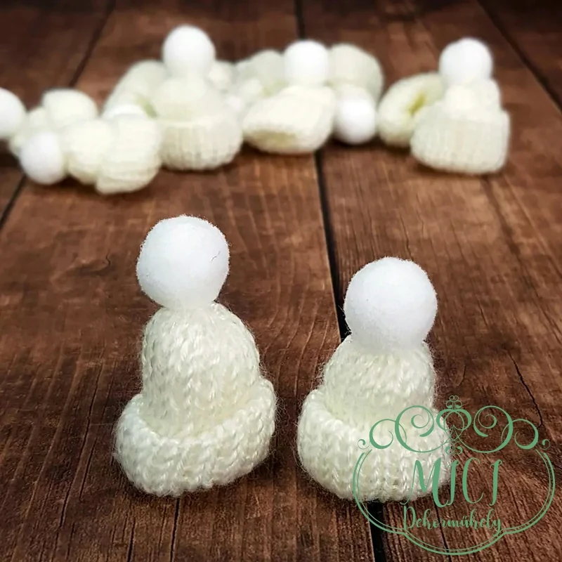 Mini kötött sapka; zselinília fehér bobóval a tetején; 4*5cm - Image 2