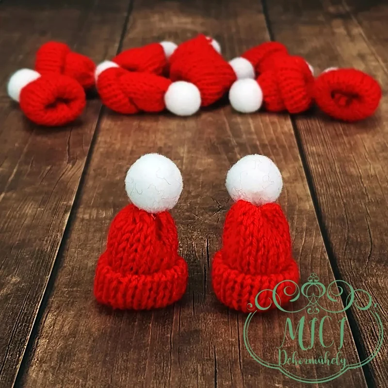 Mini kötött sapka; zselinília fehér bobóval a tetején; 4*5cm - Image 3