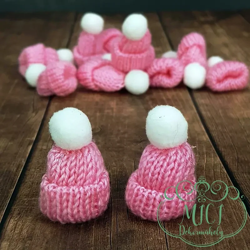 Mini kötött sapka; zselinília fehér bobóval a tetején; 4*5cm - Image 4