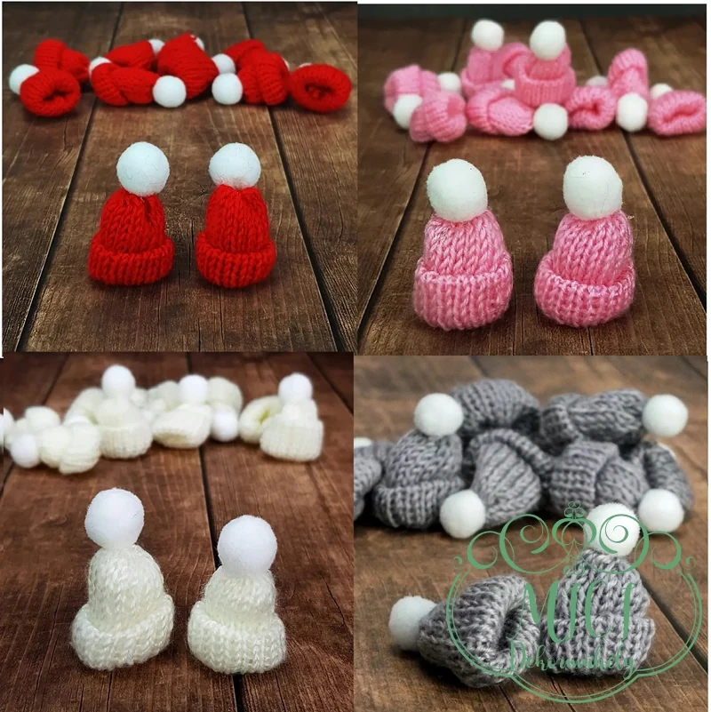 Mini kötött sapka; zselinília fehér bobóval a tetején; 4*5cm