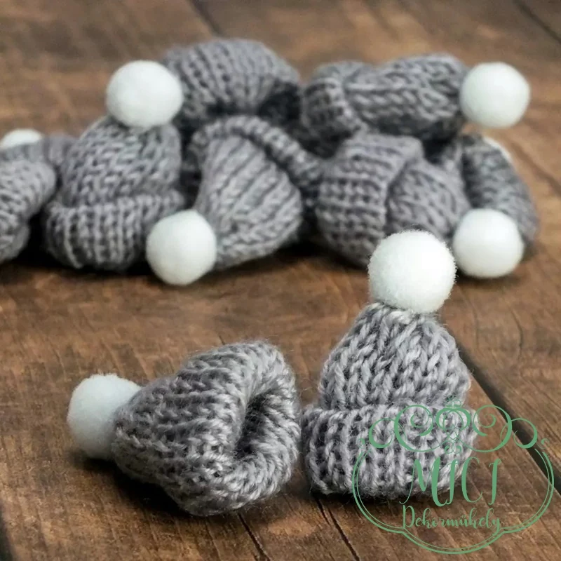 Mini kötött sapka; zselinília fehér bobóval a tetején; 4*5cm - Image 6