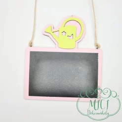 A felakasztható fa dekoráció. Tökéletes ajándék lehet akár születésnapra; névnapra; vagy egyéb különleges alkalomra. De saját lakásod is díszítheted vele. Kiváló home decor termék. Tábla mérete: 15*13