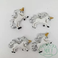 Öntapadós polyresin karácsonyi kiegészítő. Kiegészítője lehet: adventi koszorú; karácsonyi dekoráció