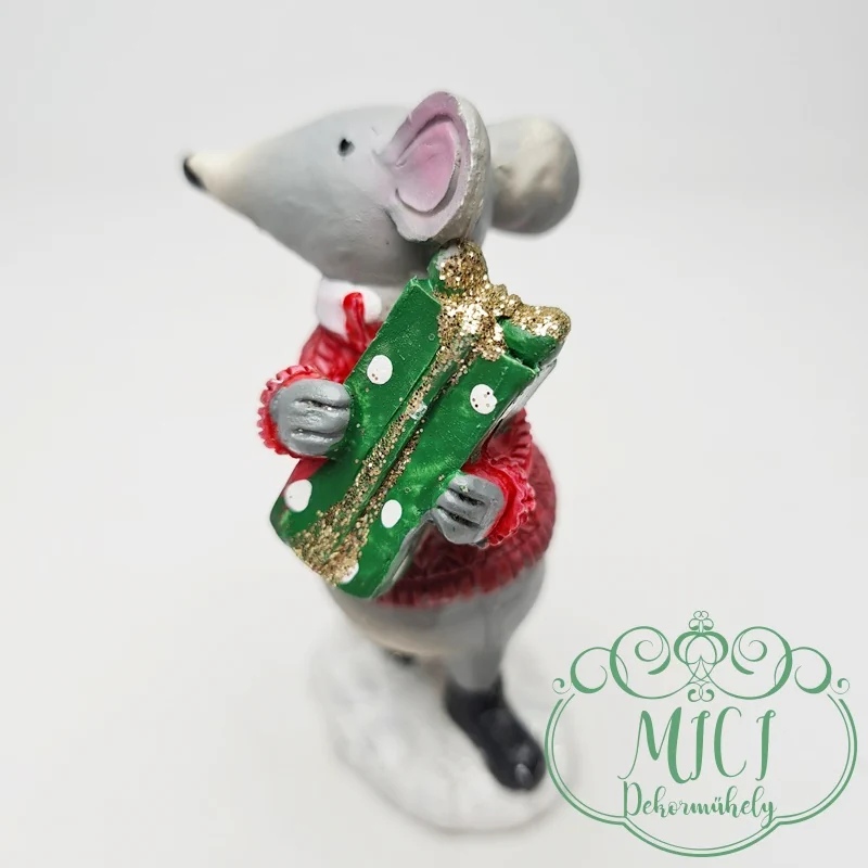 az asztal; vagy a karácsonyfa mellett egyaránt dekorálható.