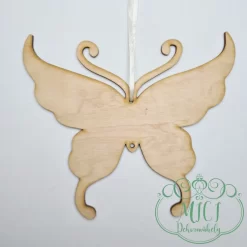 A felakasztható fa dekoráció. Tökéletes ajándék lehet akár születésnapra; névnapra; vagy egyéb különleges alkalomra. De saját lakásod is díszítheted vele. Kiváló home decor termék. Termék méretei: 16*14 cm;  Akasztóval: 26cm