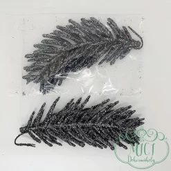 Csillogó dekorációs alapanyag; fenyőág 11-12cm hosszúságú; 4-5cm szélességű. Kiegészítője lehet: karácsonyi