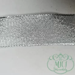 amelyeket dekorációs kellékek készítéséhez használhatunk. Díszíthetünk vele csokrokat