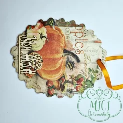 A felakasztható fa tábla; ajtókopogtató. Tökéletes ajándék lehet akár születésnapra; névnapra; vagy egyéb különleges alkalomra. De saját lakásod is díszítheted vele. Kiváló home decor termék.