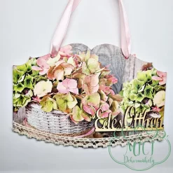 A felakasztható fa tábla. ökéletes ajándék lehet akár születésnapra; névnapra; vagy egyéb különleges alkalomra. De saját lakásod is díszítheted vele. Kiváló home decor termék. Édes otthon felirattal. Szögletes- csipkével