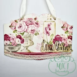 A felakasztható fa tábla. ökéletes ajándék lehet akár születésnapra; névnapra; vagy egyéb különleges alkalomra. De saját lakásod is díszítheted vele. Kiváló home decor termék. Édes otthon felirattal. Szögletes- csipkével