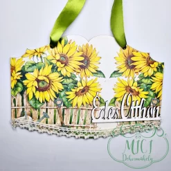 A felakasztható fa tábla. ökéletes ajándék lehet akár születésnapra; névnapra; vagy egyéb különleges alkalomra. De saját lakásod is díszítheted vele. Kiváló home decor termék. Édes otthon felirattal. Szögletes- csipkével