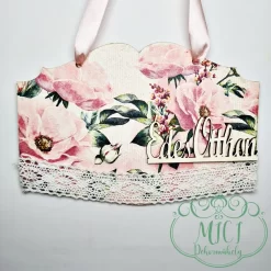 A felakasztható fa tábla. ökéletes ajándék lehet akár születésnapra; névnapra; vagy egyéb különleges alkalomra. De saját lakásod is díszítheted vele. Kiváló home decor termék. Édes otthon felirattal. Szögletes- csipkével