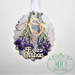 A felakasztható fa tábla. ökéletes ajándék lehet akár születésnapra; névnapra; vagy egyéb különleges alkalomra. De saját lakásod is díszítheted vele. Kiváló home decor termék. Édes otthon felirattal. Ovális