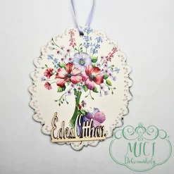 A felakasztható fa tábla. ökéletes ajándék lehet akár születésnapra; névnapra; vagy egyéb különleges alkalomra. De saját lakásod is díszítheted vele. Kiváló home decor termék. Édes otthon felirattal. Ovális