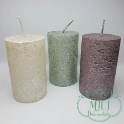 A gyertyák a karácsonyi készülődés elengedhetetlen kellékei. Karácsonyi