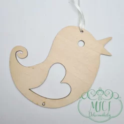 A felakasztható fa dekoráció. Tökéletes ajándék lehet akár születésnapra; névnapra; vagy egyéb különleges alkalomra. De saját lakásod is díszítheted vele. Kiváló home decor termék. Termék méretei: 17*12cm; Akasztóval: 3cm