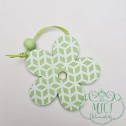 A felakasztható fa dekoráció. Tökéletes ajándék lehet akár születésnapra; névnapra; vagy egyéb különleges alkalomra. De saját lakásod is díszítheted vele. Kiváló home decor termék. Termék méretei: 6